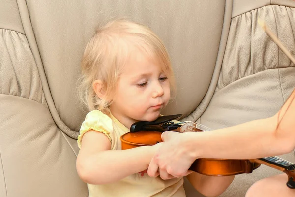 Uma Menina Ensinada Tocar Violino Ajudada Segurar Instrumento Corretamente — Fotografia de Stock