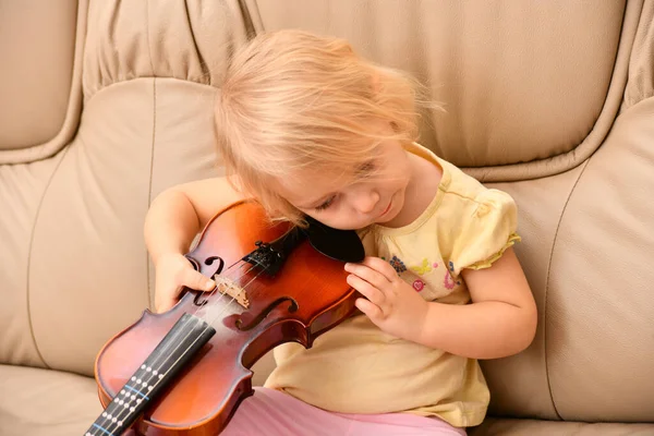 Uma Menina Senta Sofá Com Violino Não Sabe Que Fazer — Fotografia de Stock