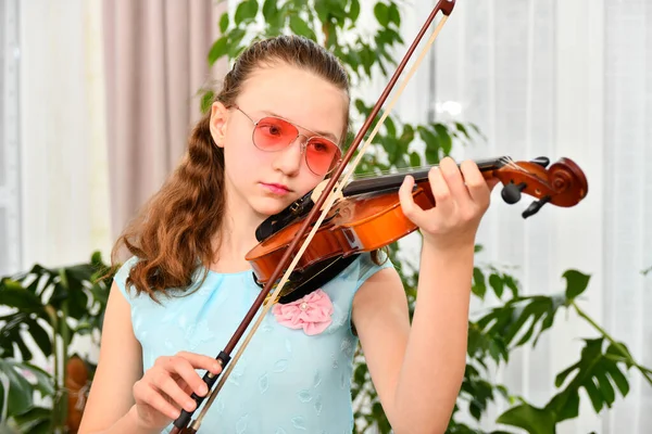 Una Giovane Ragazza Corre Suo Arco Attraverso Corde Violino Guarda — Foto Stock
