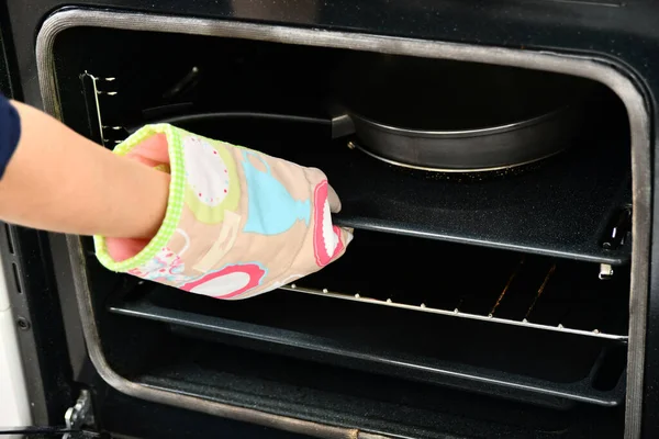 Una Mujer Cocina Una Manopla Especial Abre Puerta Caliente Horno — Foto de Stock