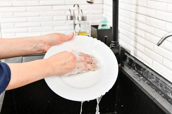 Eine Frau Spült Geschirr Der Küche Mit Leitungswasser — Stockfoto
