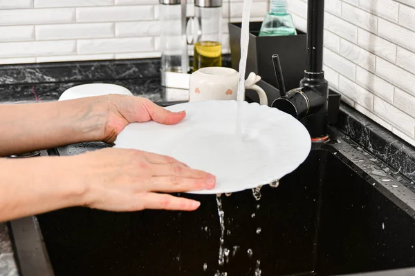 Gastvrouw Wast Afwas Keuken Met Kraanwater — Stockfoto