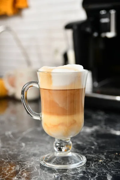 Een Glazen Kopje Met Espresso Koffie Met Melk Staat Tafel — Stockfoto