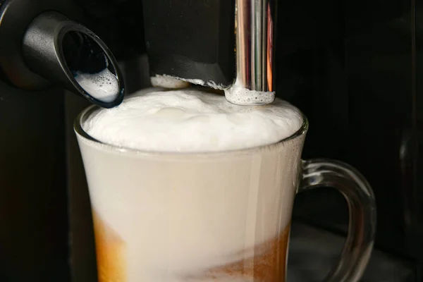 Preparare Caffè Con Latte Una Macchina Caffè Schiuma Latte Panna — Foto Stock