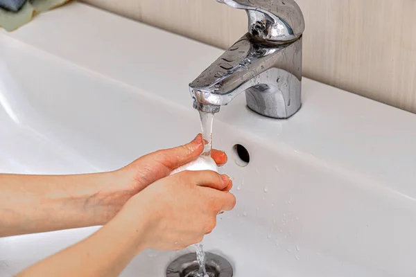 Het Kind Wast Zijn Handen Met Kraanwater — Stockfoto