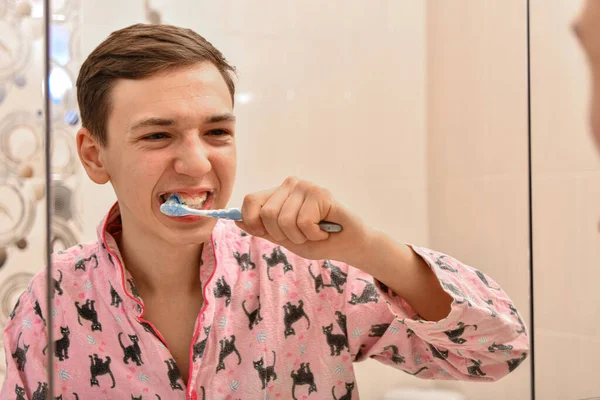 Guy Bathroom Brushes His Teeth Toothbrush Front Mirror — Stock Photo, Image