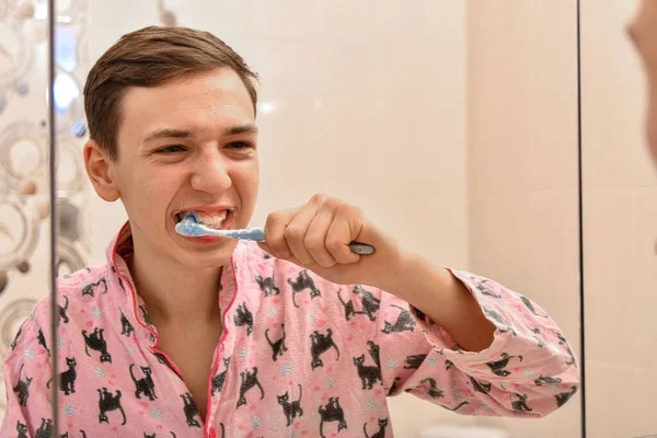 Tipo Baño Cepilla Los Dientes Con Cepillo Dientes Delante Del — Foto de Stock