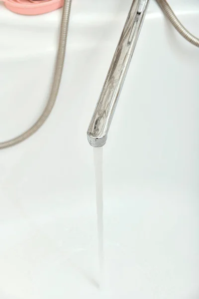 Tiszta Víz Folyik Fürdőszobában Lévő Csapból — Stock Fotó