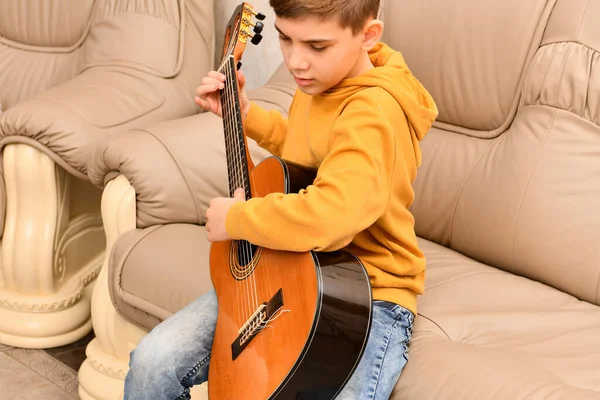 Chico Toca Una Guitarra Seis Cuerdas Casa —  Fotos de Stock