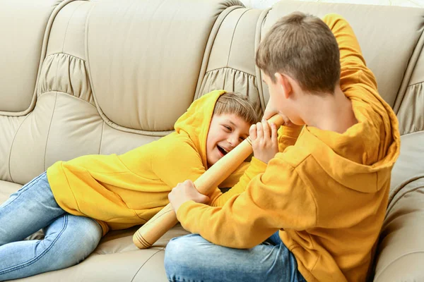 Два Хлопці Сидять Дивані Ються Битва Свари Молодших Братів — стокове фото