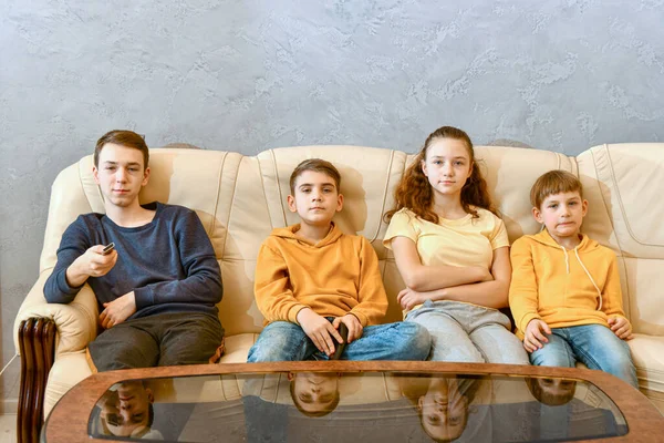 Garçon Change Chaîne Télévision Avec Une Télécommande Quatre Enfants Regardent — Photo