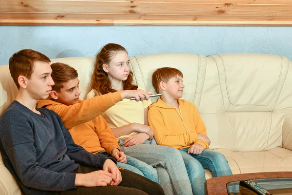 Garçon Change Chaîne Télévision Avec Une Télécommande Quatre Enfants Regardent — Photo