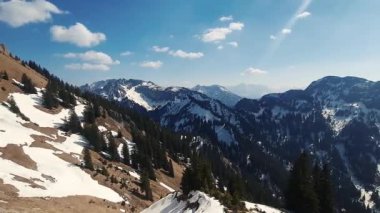 Alp dağlarının yavaş çekimde panoramik videosu.