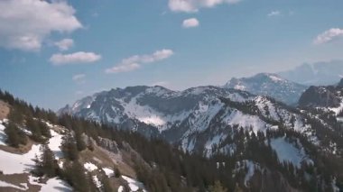 Alp dağlarının yavaş çekimde panoramik videosu.