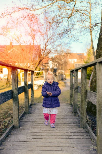 Маленька Дівчинка Перетинає Старий Дерев Яний Міст — стокове фото