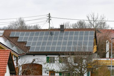 Özel bir evin çatısındaki güneş panelleri. Bedava güneş enerjisi kavramı.