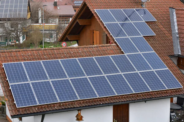 Moderne Sonnenkollektoren Auf Dem Dach Eines Europäischen Hauses Solarstromkonzept — Stockfoto