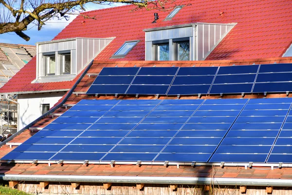 Moderne Sonnenkollektoren Auf Dem Dach Eines Europäischen Hauses Solarstromkonzept — Stockfoto