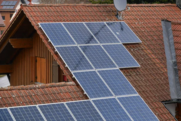 Pannelli Solari Sul Tetto Una Casa Privata Concetto Elettricità Solare — Foto Stock