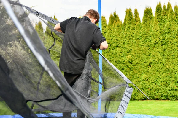 Guy Collects New Trampoline Home Pulls Protective Net — Stok Foto