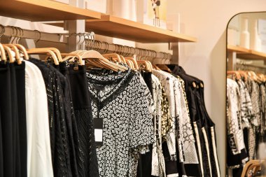 Farklı renkte kadın bluzları bir alışveriş merkezinde satılığa çıkmış..