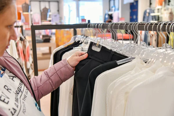 Woman Chooses New Things Clothes Shopping Mall — Stockfoto