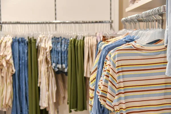 Farklı Renkte Kadın Bluzları Bir Alışveriş Merkezinde Satılığa Çıkmış — Stok fotoğraf