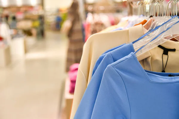 Blusas Mujer Diferentes Colores Cuelgan Una Percha Para Venta Centro — Foto de Stock