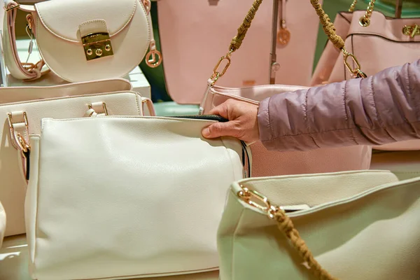 Girl Chooses Measures White Leather Bag Sale Shopping Center — Stockfoto