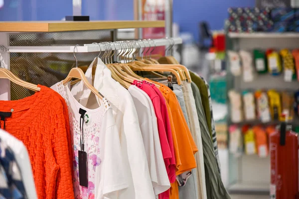 Blusas Mujer Diferentes Colores Cuelgan Una Percha Para Venta Centro — Foto de Stock