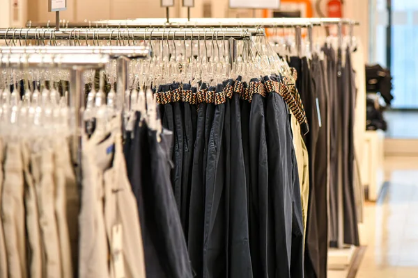 Pantalones Mujer Están Colgando Una Percha Para Venta Centro Comercial — Foto de Stock