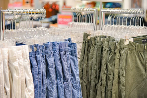 Pantalones Vaqueros Para Hombre Mujer Venta Centro Comercial — Foto de Stock