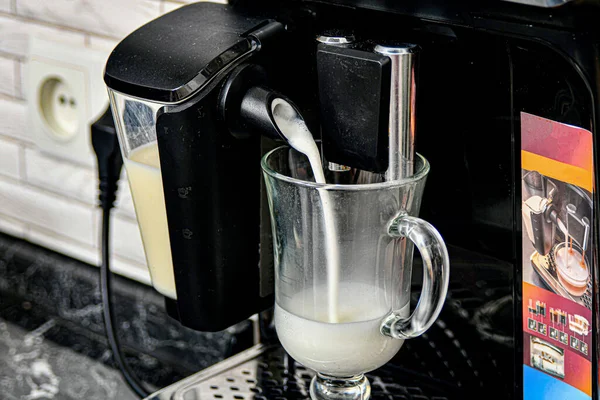 Melk Wordt Gegoten Een Glazen Beker Van Een Cappuccino Latte — Stockfoto