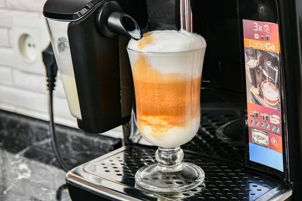 Koffie Met Schuim Melk Een Glazen Beker Bereid Een Koffiezetapparaat — Stockfoto