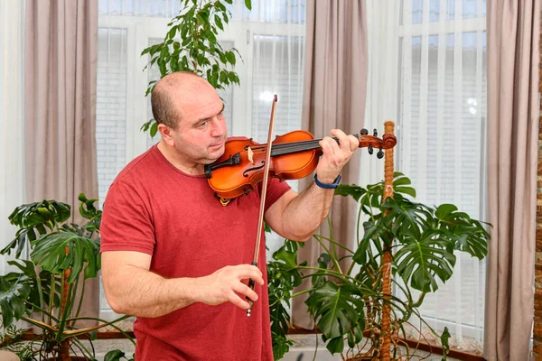 Homem Com Violino Mão Toca Música — Fotografia de Stock