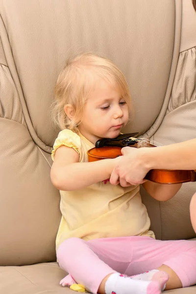 Uma Menina Ensinada Tocar Violino Ajudada Segurar Instrumento Corretamente — Fotografia de Stock
