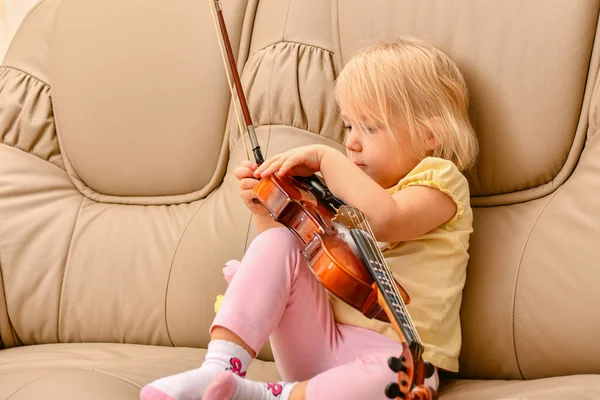 Uma Menina Senta Sofá Com Violino Não Sabe Que Fazer — Fotografia de Stock