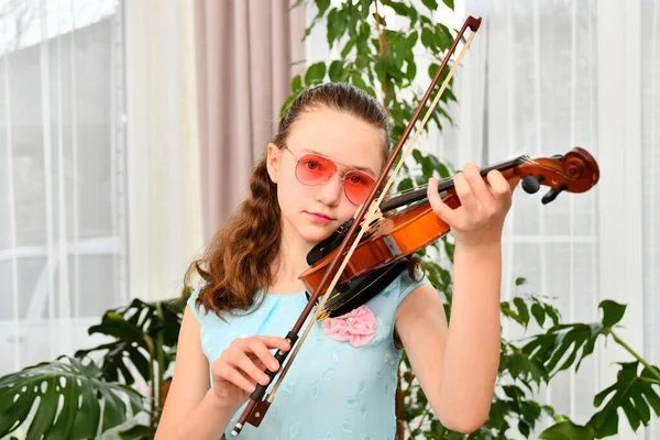 Una Giovane Ragazza Corre Suo Arco Attraverso Corde Violino Guarda — Foto Stock