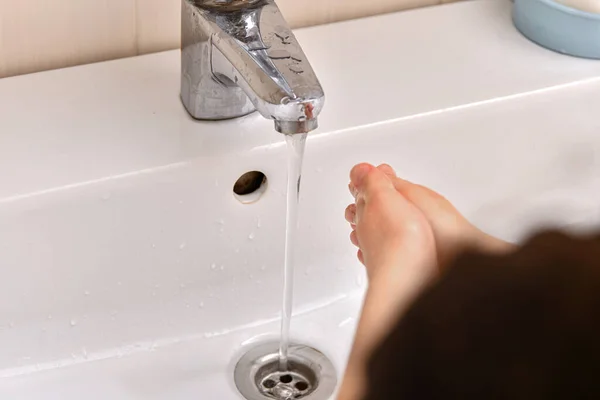 Het Kind Wast Zijn Handen Met Kraanwater — Stockfoto