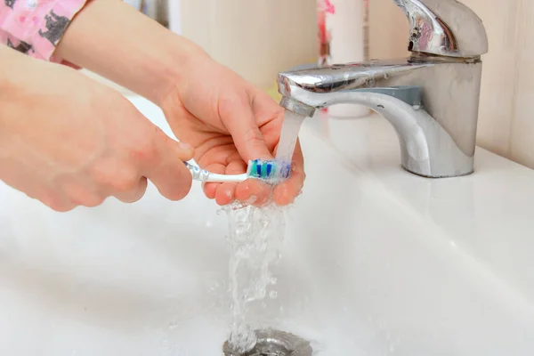Een Jongeman Wast Zijn Tandenborstel Met Kraanwater Het Poetsen Van — Stockfoto