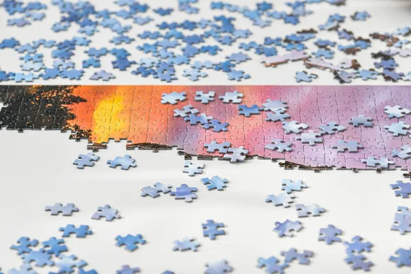 Scattered Puzzles Lie Table Part Assembled Picture — Stock Photo, Image