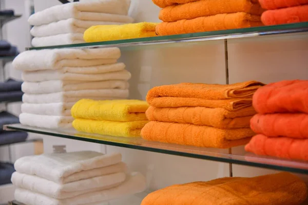 Kolorowe Ręczniki Leżą Ladzie Sklepu Sprzedaż Centrum Handlowym — Zdjęcie stockowe