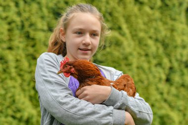 Elinde tavuk olan bir kızın portresi..