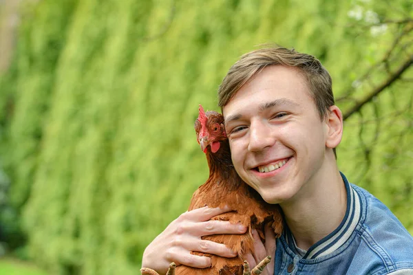 Portret Faceta Kurczakiem Rękach — Zdjęcie stockowe