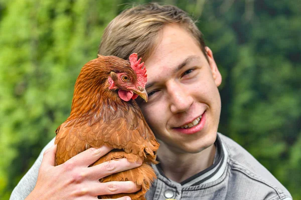 Porträt Eines Mannes Mit Einem Huhn Der Hand — Stockfoto