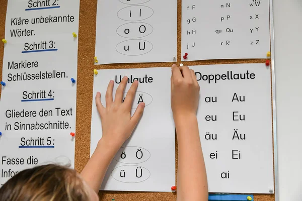 Teacher Fixes German Alphabet Blackboard — Zdjęcie stockowe