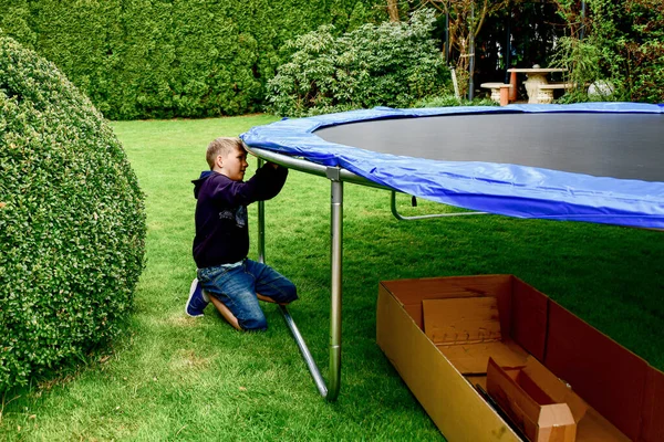 Children Collect Disassembled Trampoline Yard Purchase — 图库照片