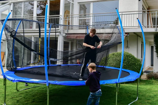 Children Collect Disassembled Trampoline Yard Purchase — Stock fotografie