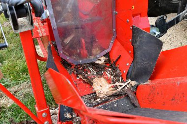 Hydraulic installation for cutting and sawing logs for firewood.