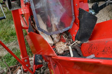 Hydraulic installation for cutting and sawing logs for firewood.
